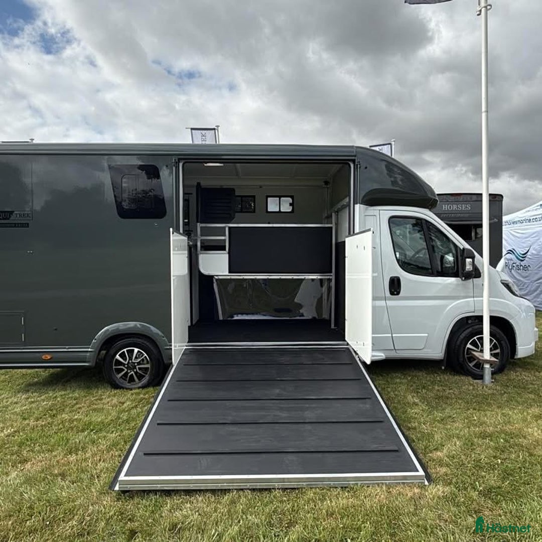 Hästlastbilar  fordon & transport till salu: Equi-Trek Equinox 3500 kg med bodel.  i Teckomatorp - Annons 3