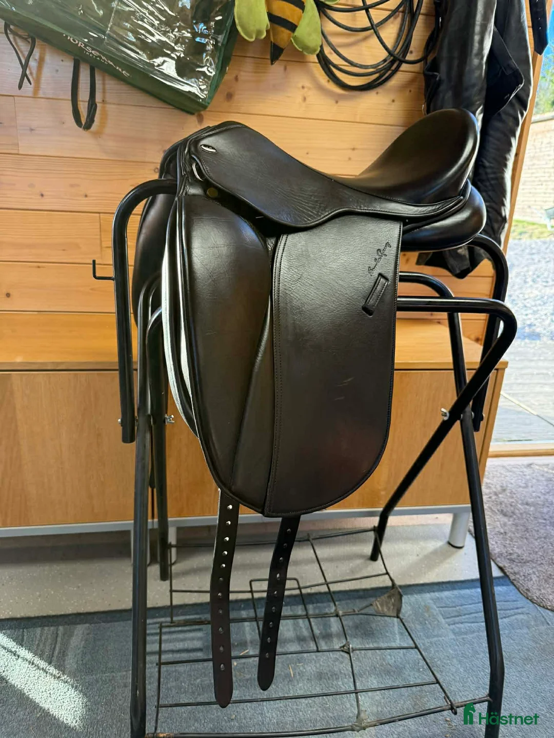 Sadlar hästutrustning till salu: Nästintill oanvänd  - Annons 1