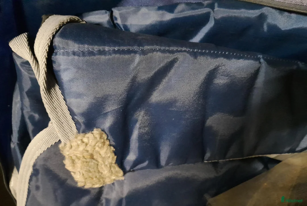 Täcken hästutrustning till salu: Stalltäcke 125 cm glansigt blått tyg oanvänd 200gr - Annons 2