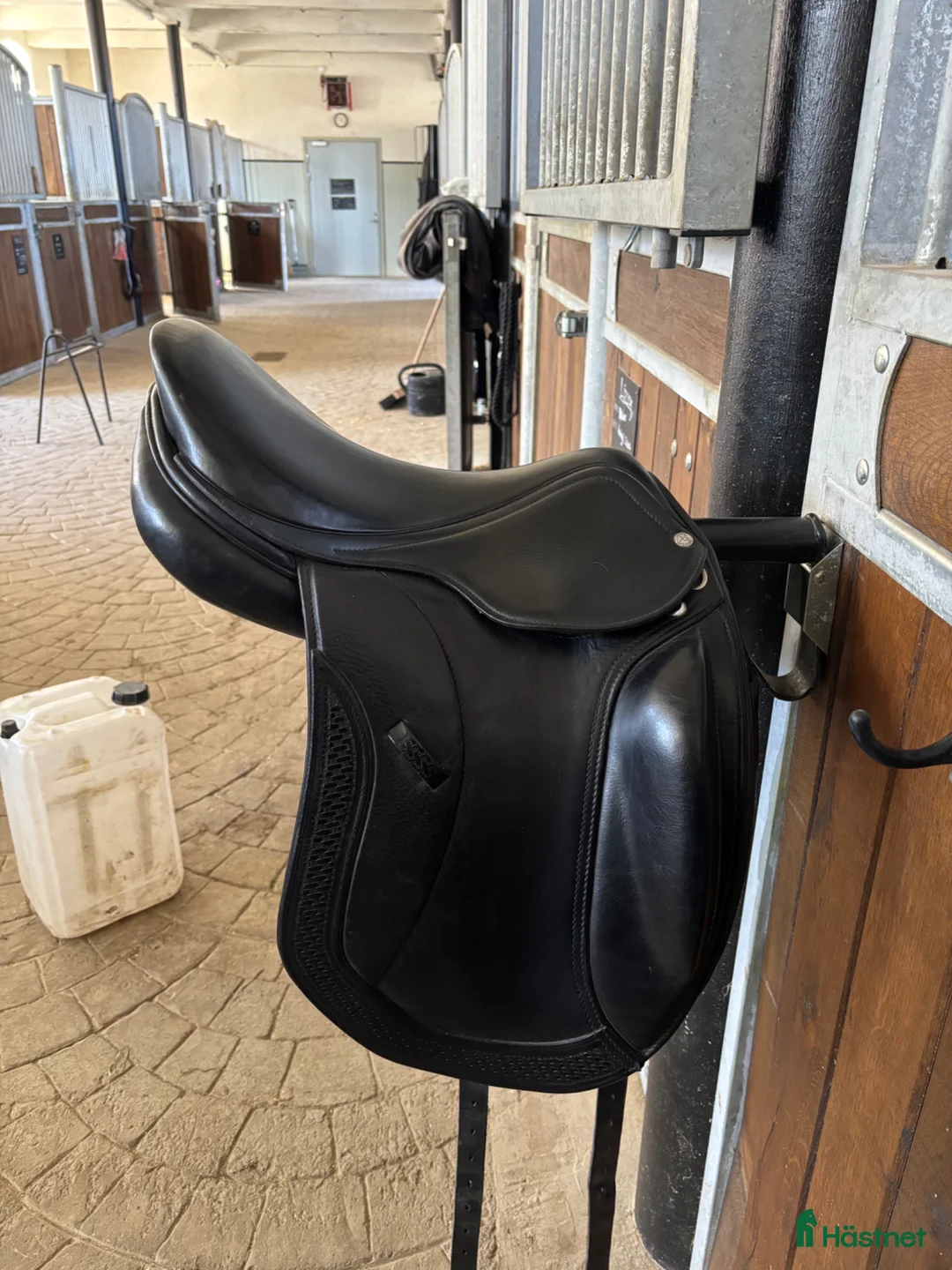 Sadlar hästutrustning till salu:  ErgoX2 Salmiak B1 dressyrsadel – 17” NM i Stockholm - Annons 1