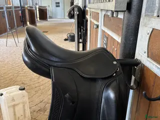 Sadlar hästutrustning ErgoX2 Salmiak B1 dressyrsadel – 17” NM - Annons 2