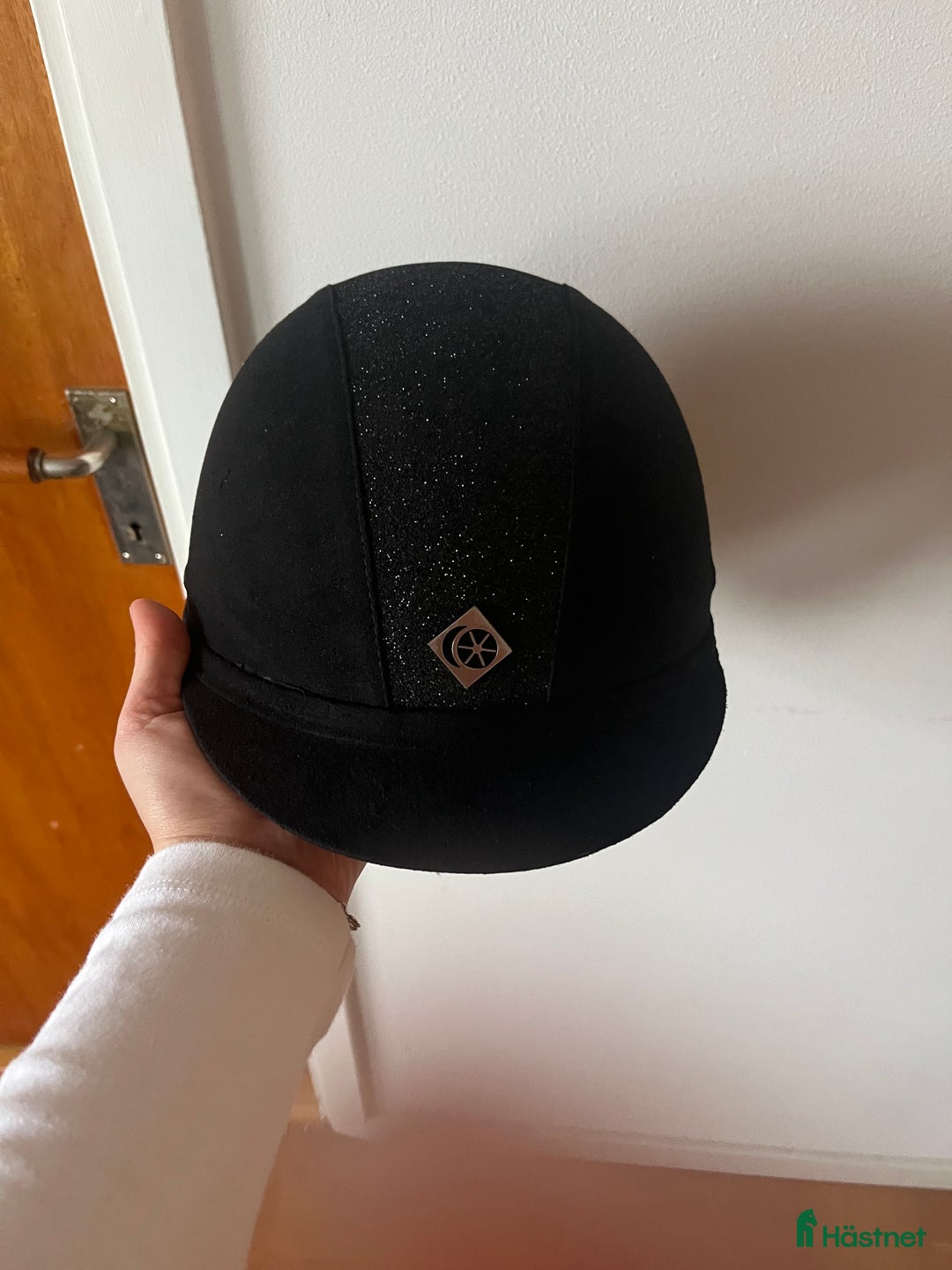 Hjälmar ryttarutrustning till salu: Charles owen hjälm  i Lidingö - Annons 1