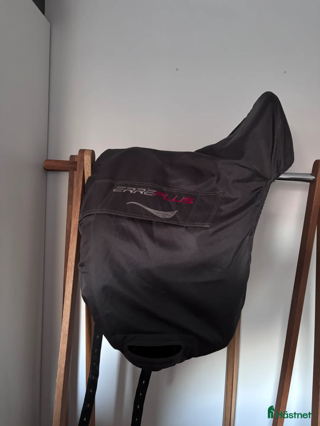 Sadlar hästutrustning till salu: Mycket fin ErrePlus dressyrsadel i Värnamo - Annons 2