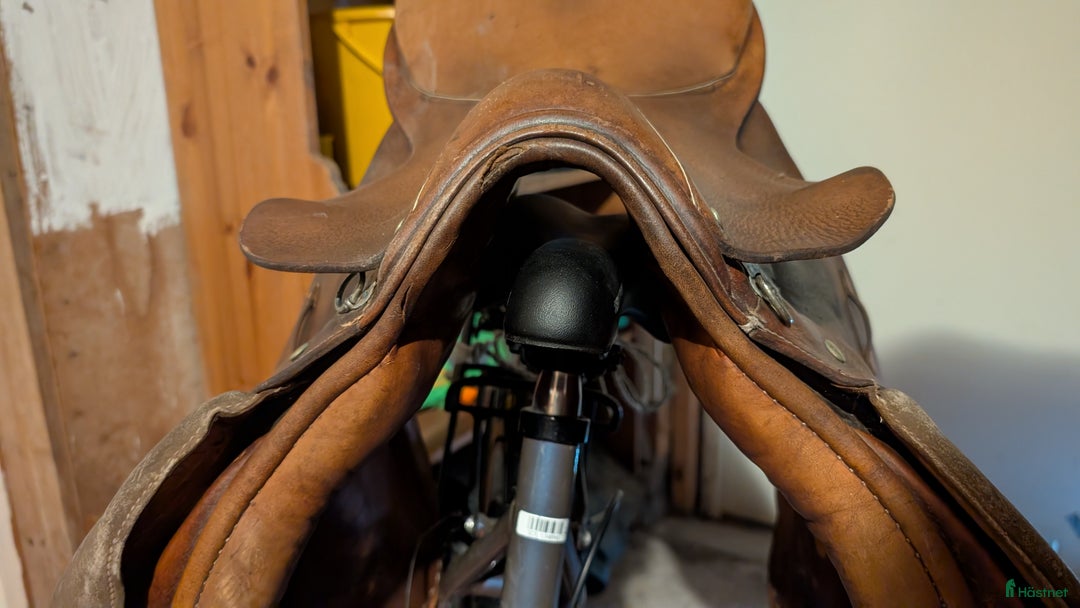 Sadlar hästutrustning till salu: Äldre stubbensadel i Skepplanda - Annons 2