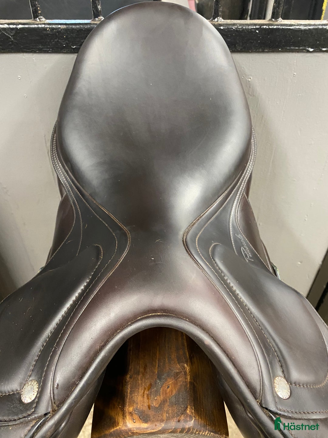 Sadlar hästutrustning till salu: Dressyrsadel från Amerigo Pinerolo 17 tum  i Stockholm - Annons 4