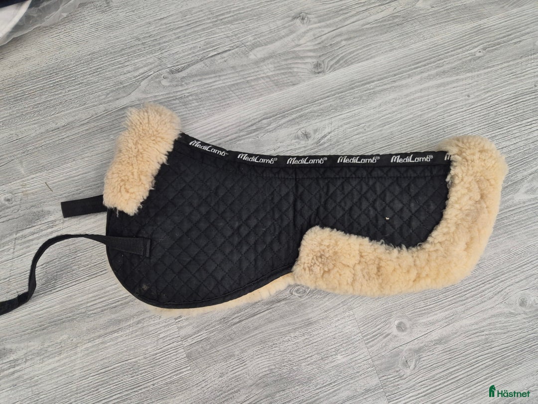 Schabrak & Vojlockar hästutrustning till salu: Fårskinnspadd och schabrak  i Lidköping - Annons 1