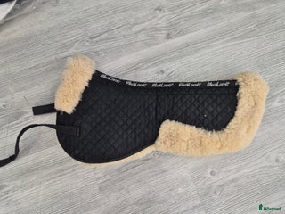 Schabrak & Vojlockar hästutrustning till salu: Fårskinnspadd och schabrak i Lidköping - Annons 3