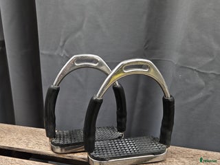 Stigbyglar hästutrustning till salu: Stigbyglar, dam i Gällivare - Annons 3