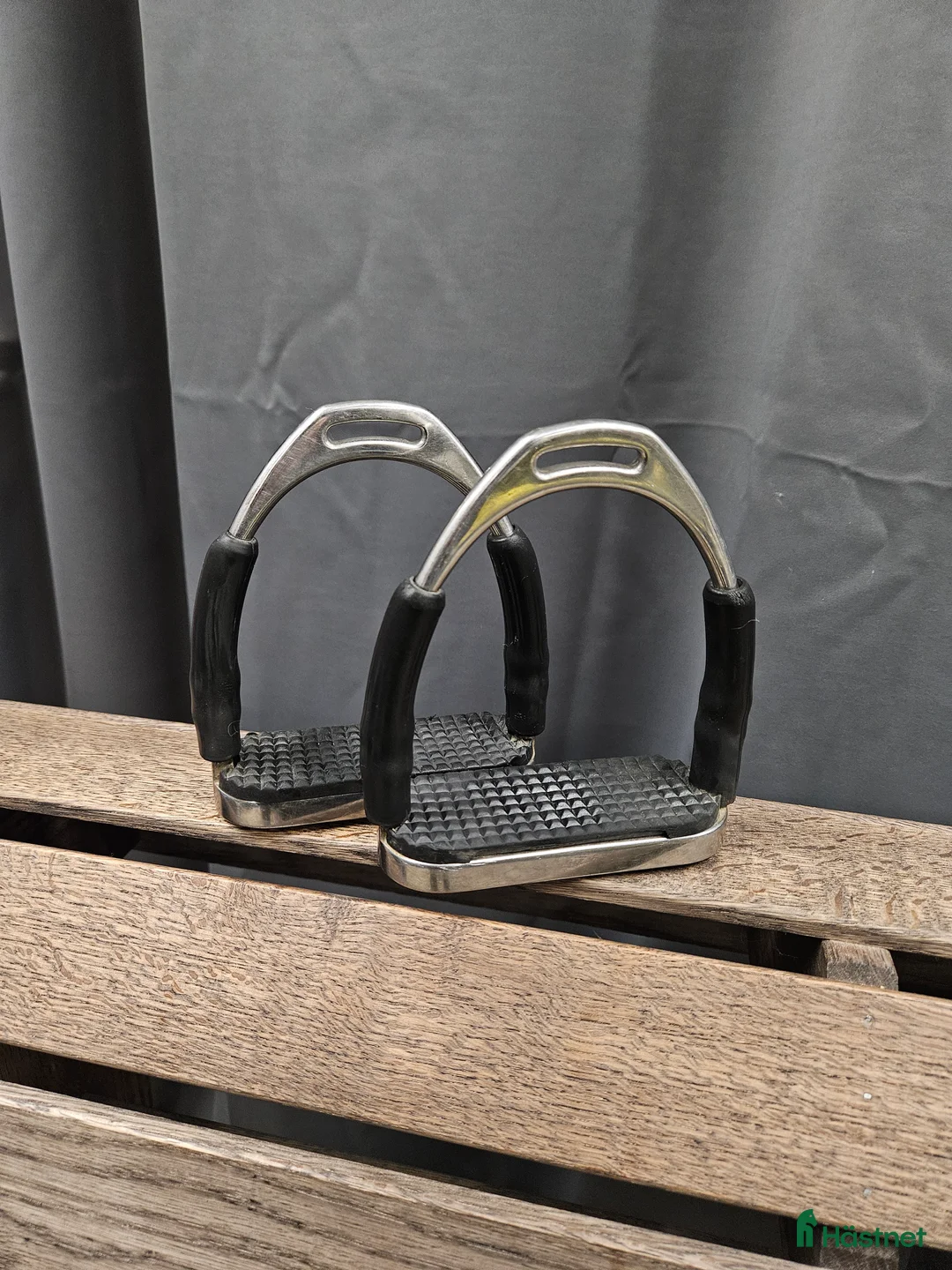 Stigbyglar hästutrustning till salu: Stigbyglar, dam i Gällivare - Annons 1