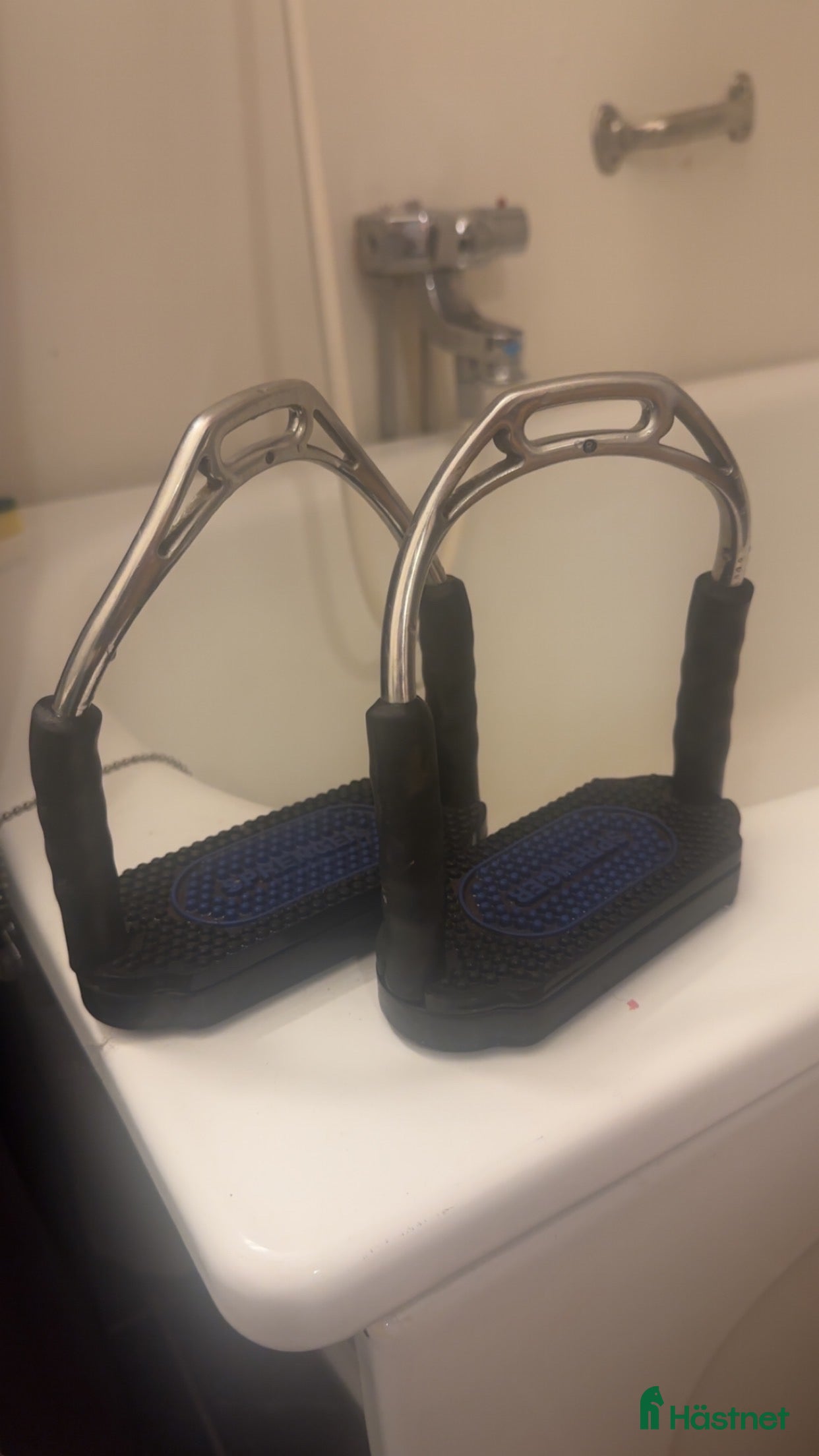 Stigbyglar hästutrustning till salu: Sprenger stigbyglar stl dam i Västervik - Annons 6