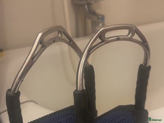 Stigbyglar hästutrustning till salu: Sprenger stigbyglar stl dam i Västervik - Annons 8