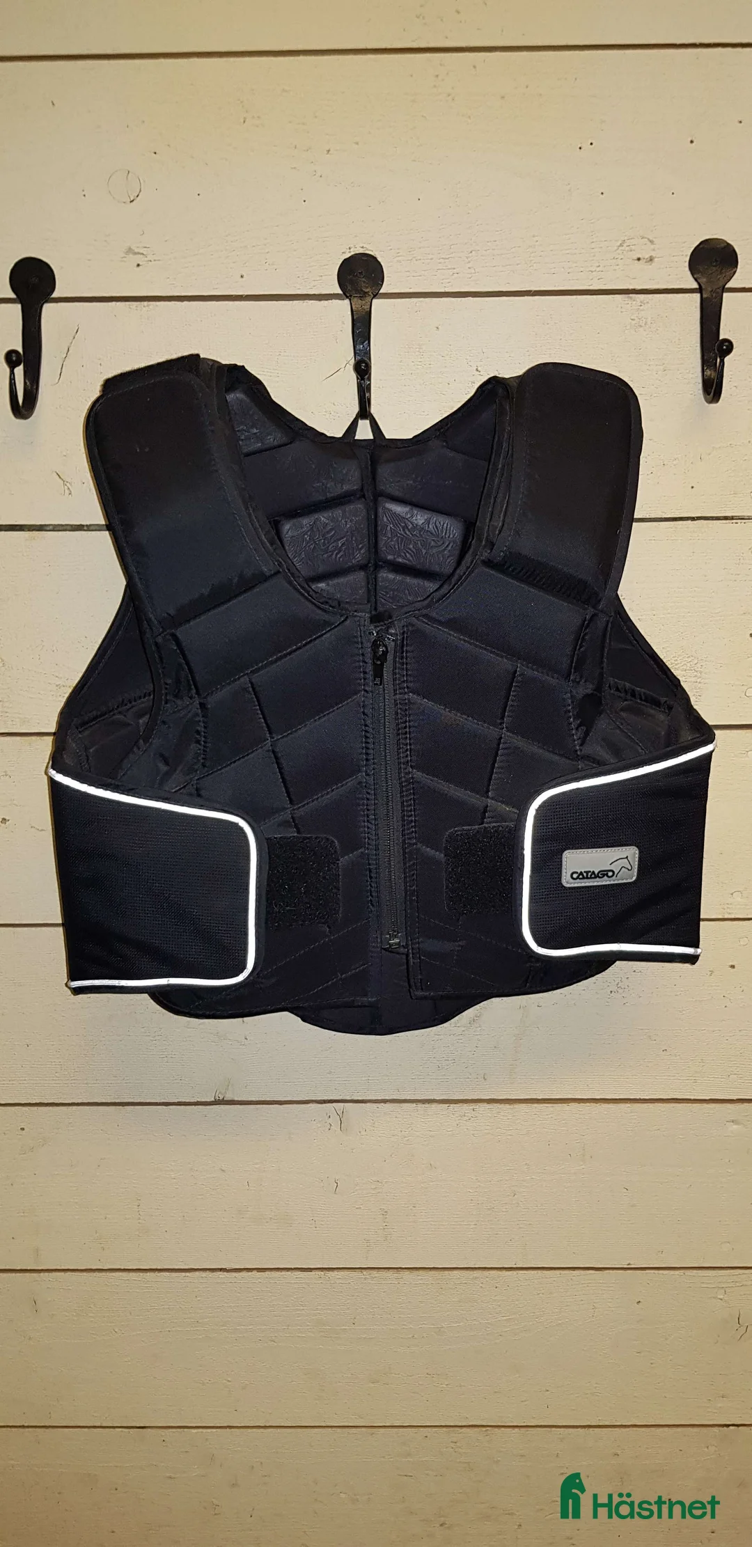 Säkerhetsvästar ryttarutrustning till salu: Svart säkerhetsväst Child S i Nora - Annons 1