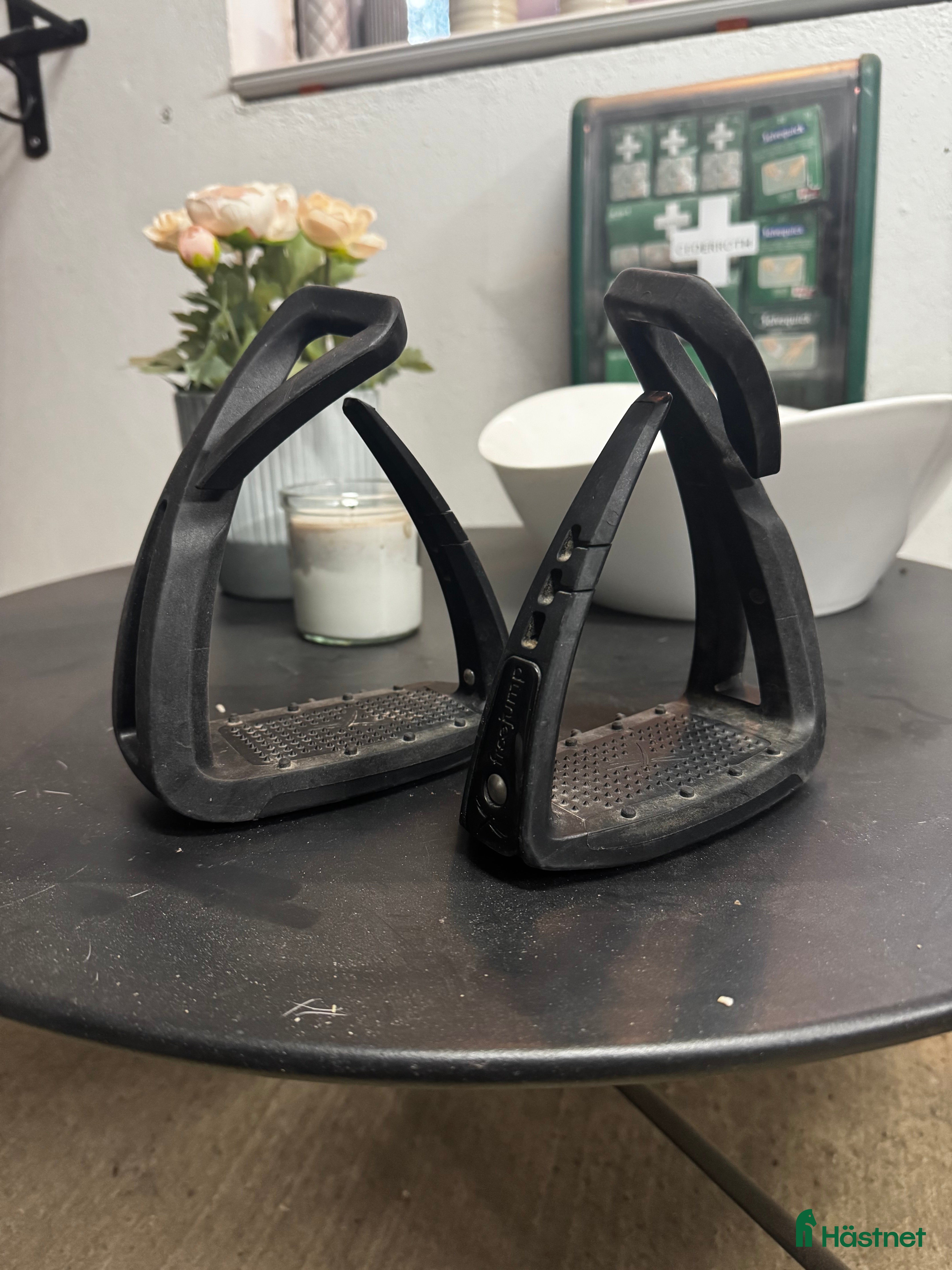 Stigbyglar hästutrustning till salu: FreeJump stigbyglar i Malmköping - Annons 16