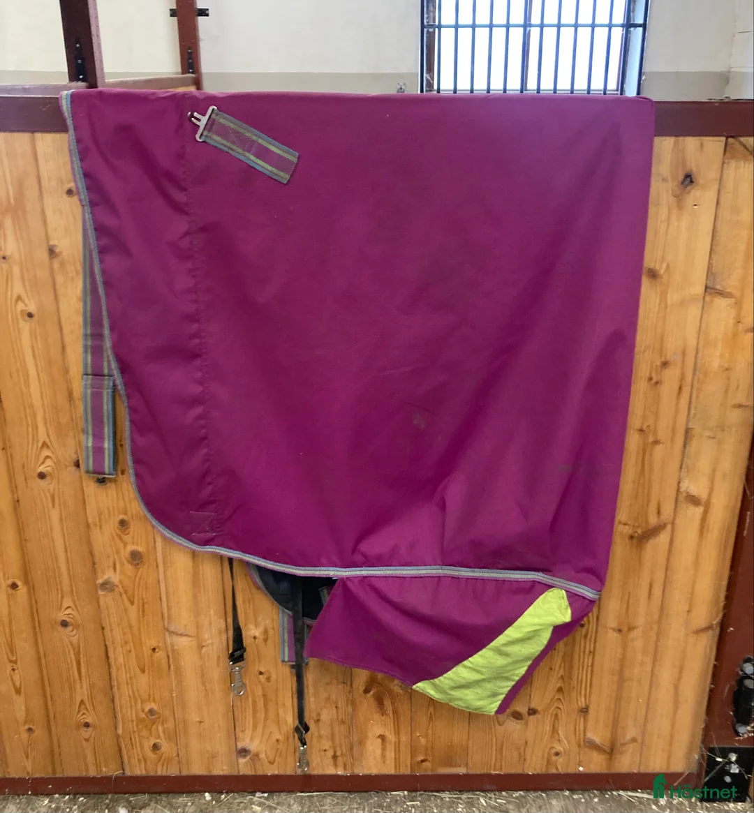 Täcken hästutrustning till salu: Rosa regntäcke med halvhals  i Sösdala - Annons 2