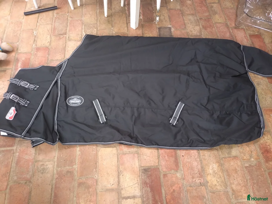 Täcken hästutrustning till salu: Nytt vintertäcke stl 135 i Sankt OLOF - Annons 1