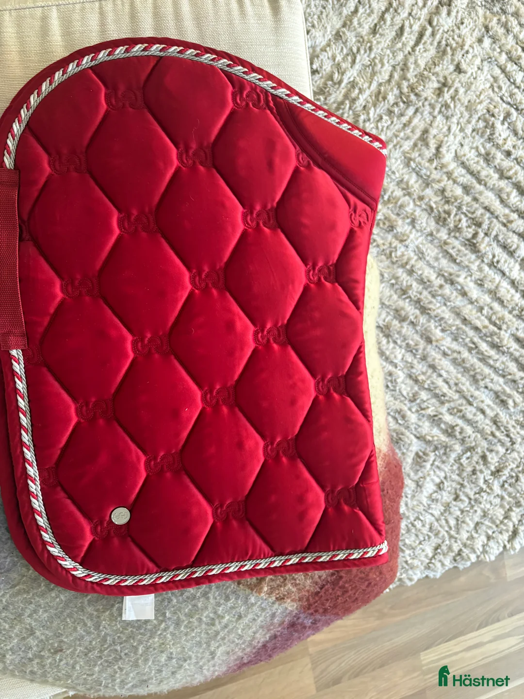 Schabrak & Vojlockar hästutrustning till salu: Rött på of Sweden schabrak  i Västra Frölunda - Annons 1