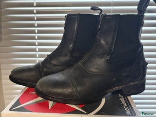 Ridstövlar ryttarutrustning till salu: Suedwind läder ridskor i stl 33 i Vetlanda - Annons 24