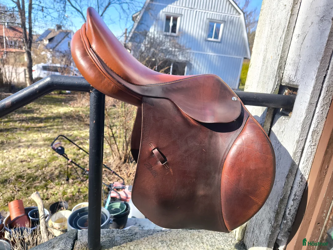 Sadlar hästutrustning till salu: Zaldi star hoppsadel i Bjärnum - Annons 1