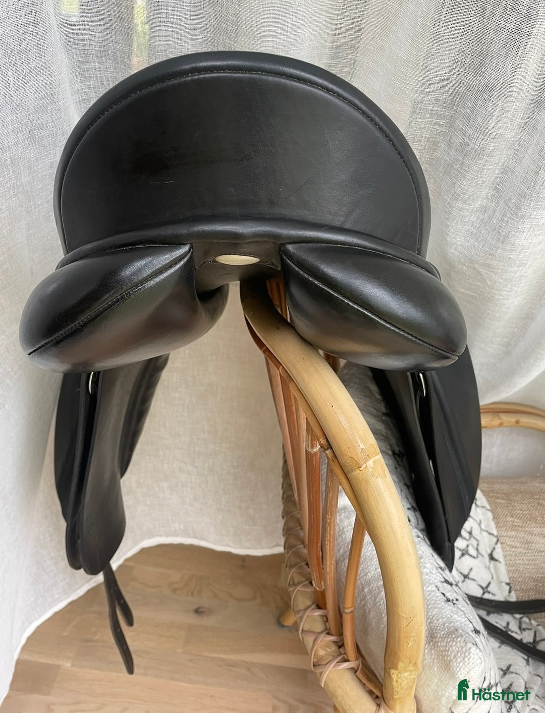 Sadlar hästutrustning till salu: Bates Caprilli 17 tum Dressyrsadel i Sollebrunn - Annons 2