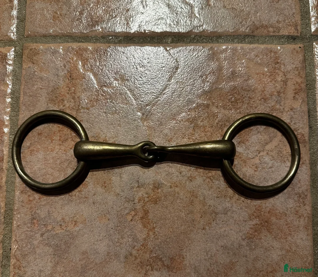 Bett hästutrustning till salu: Tvådelat bett i Sigtuna - Annons 1