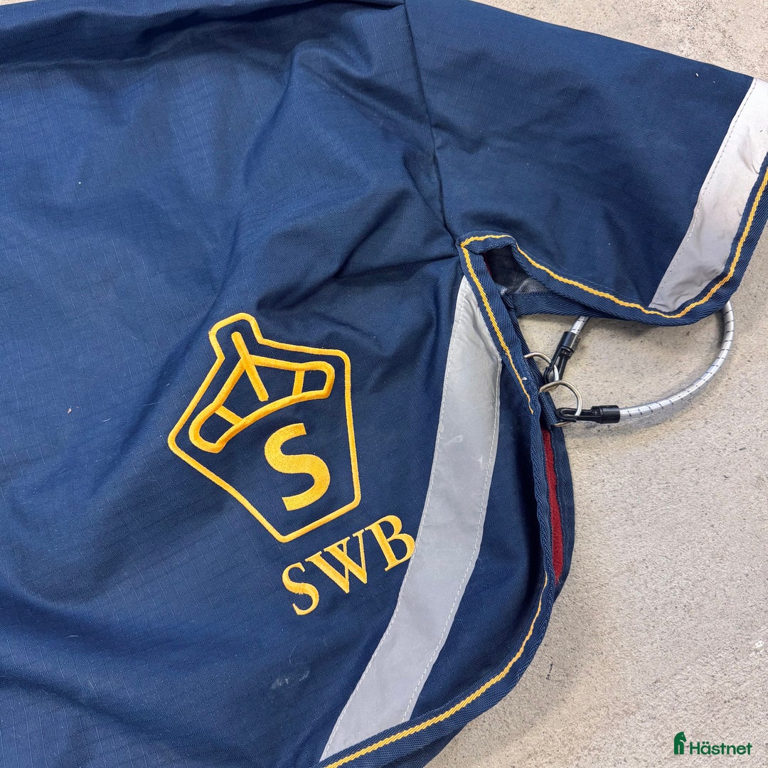 Täcken hästutrustning till salu: Skrittäcke med SWB-logga i Undersåker - Annons 2