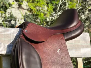 Sadlar hästutrustning Equiline E5 hoppsadel 16” L - Annons 4