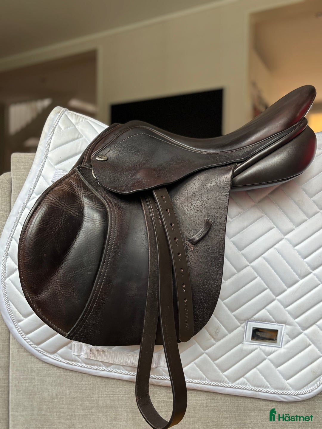Sadlar hästutrustning till salu: Jätteskön hoppsadel i kalvskinn i Karlskrona - Annons 3