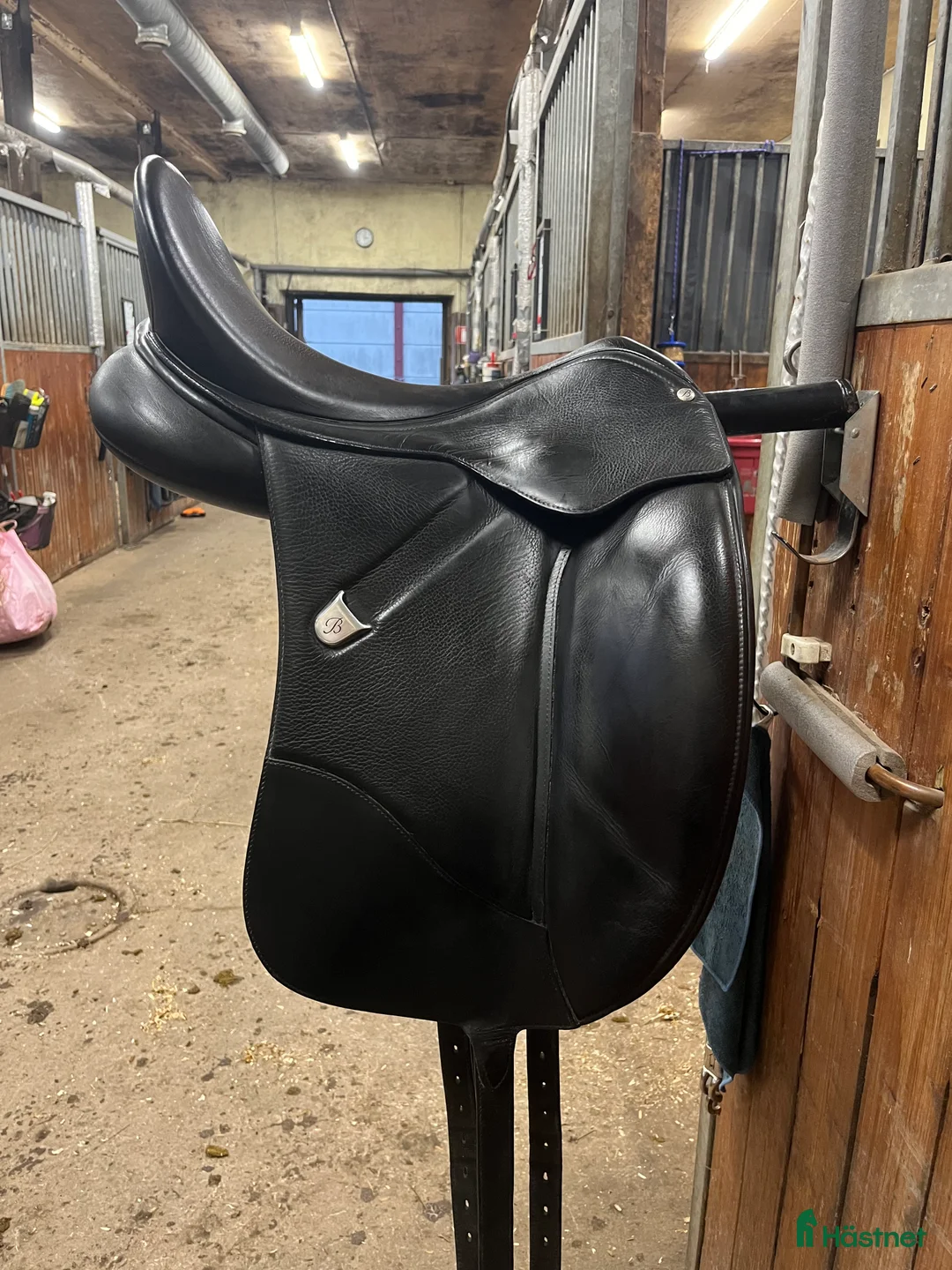 Sadlar hästutrustning till salu: Isabell Werth Bates Cair sadel dressyr i Åkers Styckebruk - Annons 2