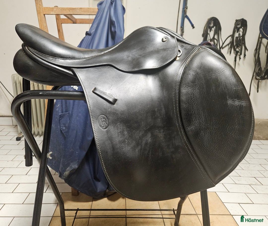 Sadlar hästutrustning till salu: Jeremy Rudge hoppsadel  i Södertälje - Annons 1