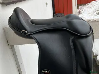 Sadlar hästutrustning Jätteskön bomlös sadel nyskick - Annons 1