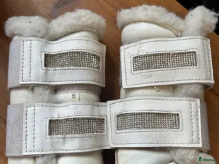 Benskydd hästutrustning till salu: Vita glittrande benskydd!! - Annons 1