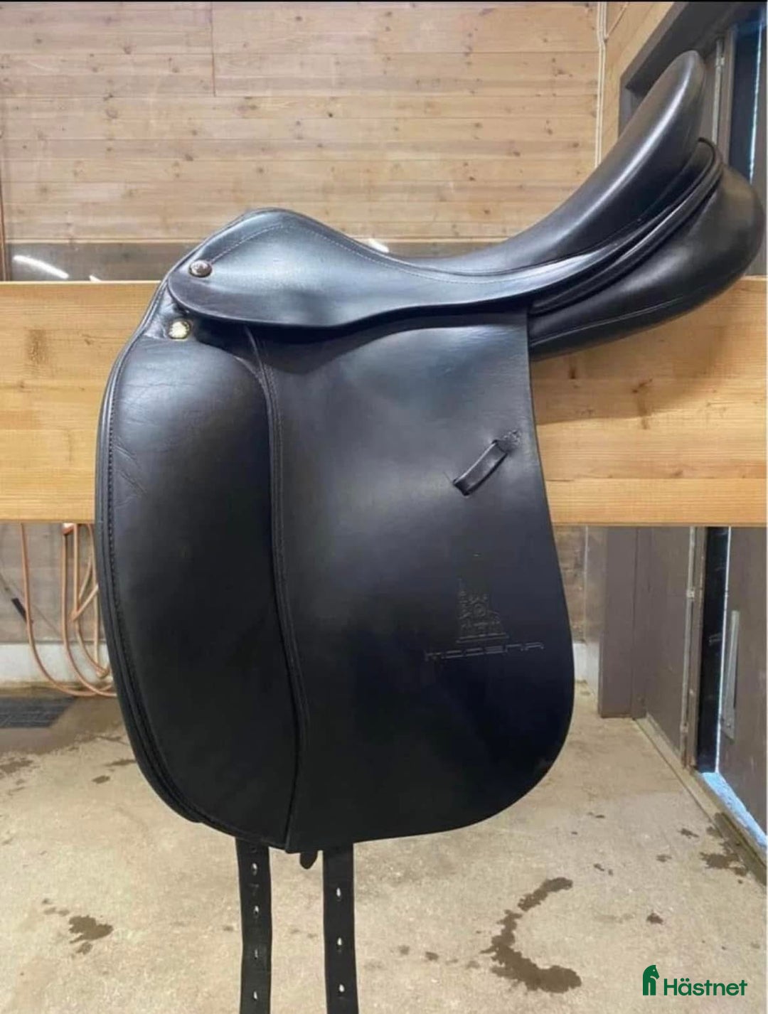 Sadlar hästutrustning till salu: DRESSYRSADEL MODENA D PRESTIGE i Gävle - Annons 1