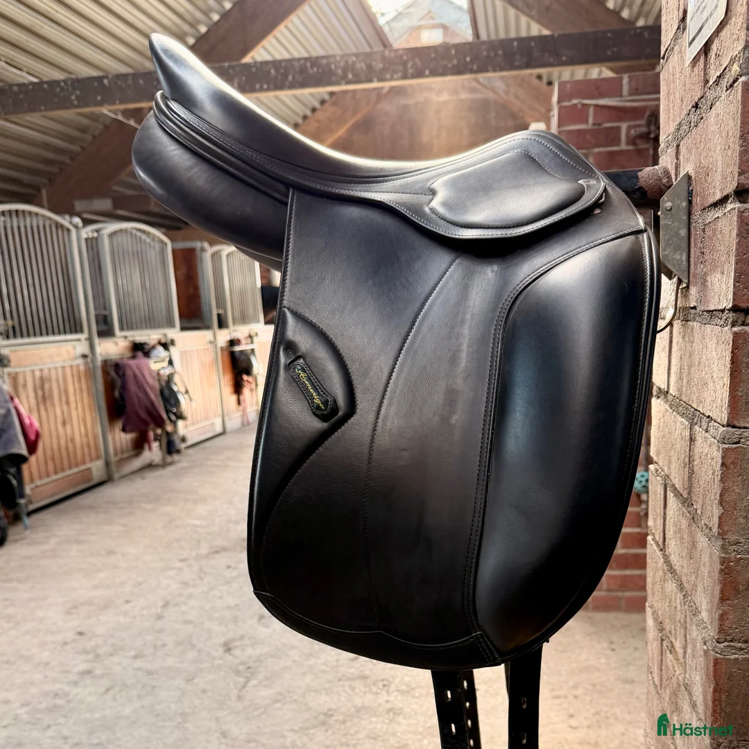 Sadlar hästutrustning till salu: Amerigo DJ 17” extra bred +4 i Sollentuna - Annons 2