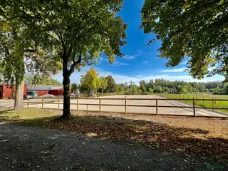 stallplats finnes: Hästanläggning + Bostadshus uthyres - Annons 1