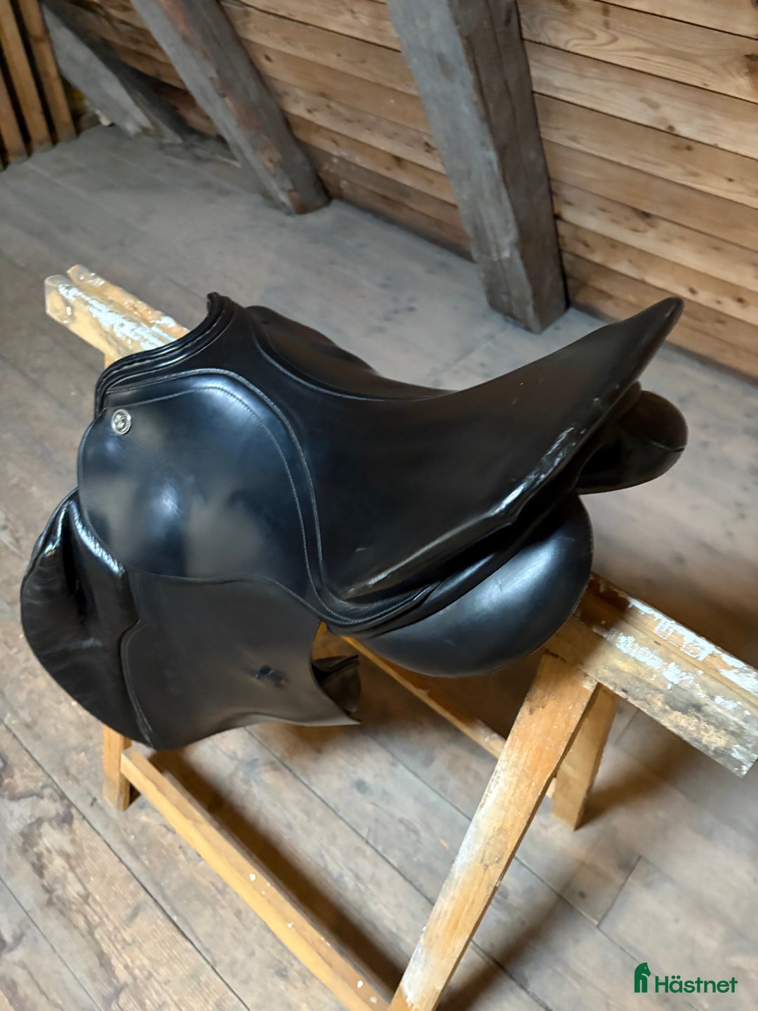 Sadlar hästutrustning till salu: Kiefer hoppsadel – nystoppad, ca 17” i Lund - Annons 2