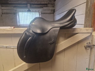 Sadlar hästutrustning till salu: Trevlig hoppsadel till en mindre ryttere i Hjärnarp - Annons 2