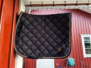 Schabrak & Vojlockar hästutrustning till salu: Marinblått dressyrschabrak i Bottnaryd - Annons 2