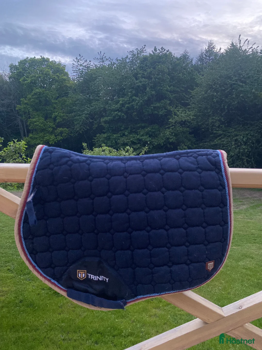 Sadeltillbehör hästutrustning till salu: Mörkblått Trinity schabrak stl ponny i Skurup - Annons 1