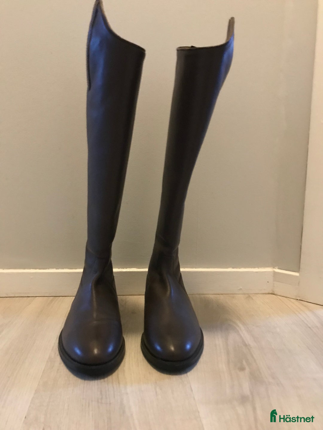 Ridstövlar ryttarutrustning till salu: Oanvända bruna läderridstövlar i Töllsjö - Annons 2