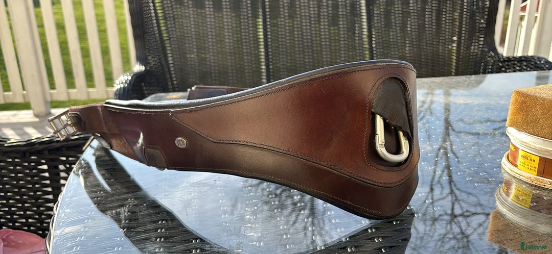 Sadeltillbehör hästutrustning till salu: Fin sadelgjord från JH i Sjuntorp - Annons 1