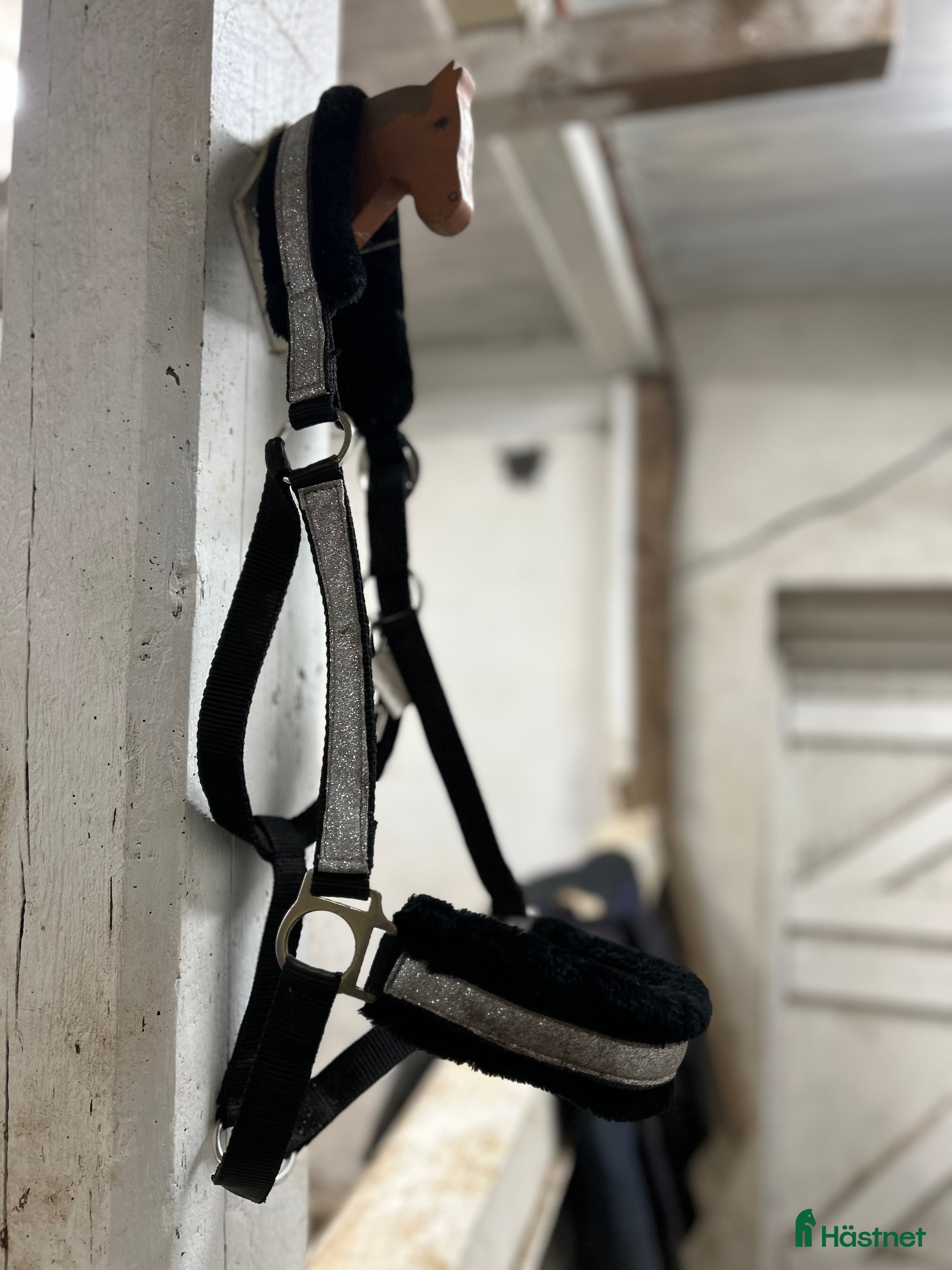 Övrig Hästutrustning hästutrustning till salu: Glittrig svart grimma X-full i Trelleborg - Annons 3