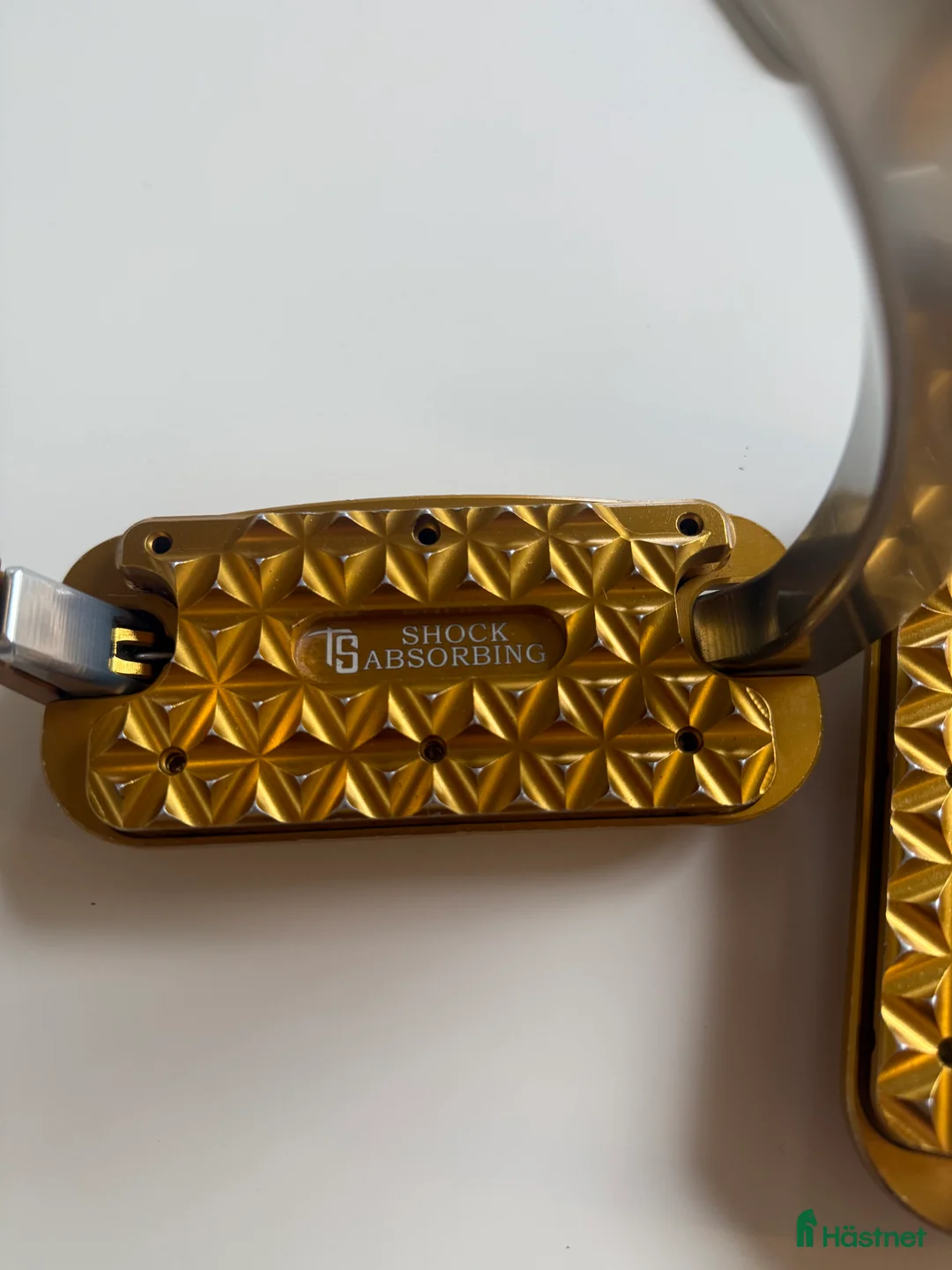 Stigbyglar hästutrustning till salu: Guldiga tech strirrups i Huddinge - Annons 3