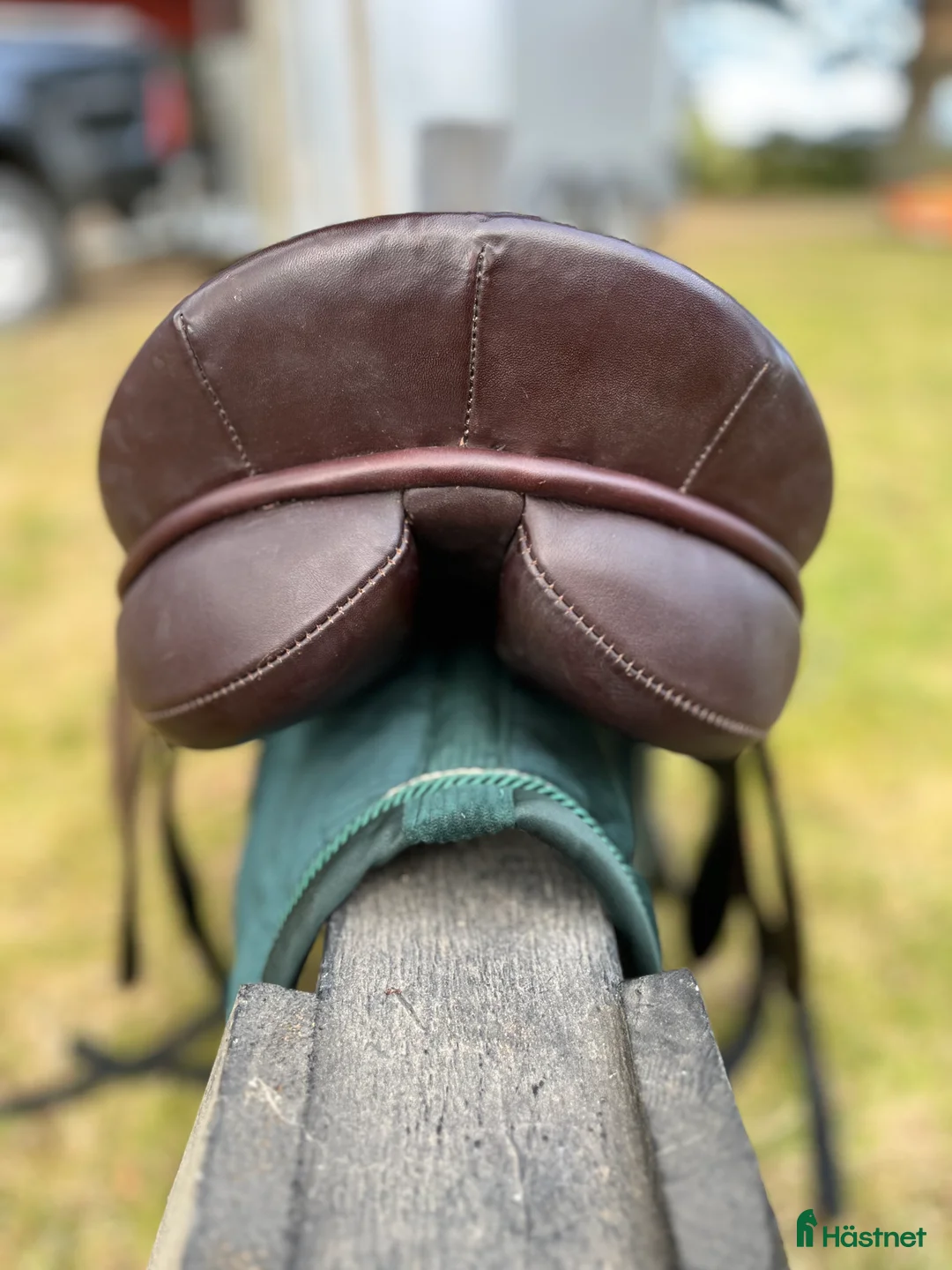 Sadlar hästutrustning till salu: Brun dressyrsadel säljes i nyskick i Hässleholm - Annons 3