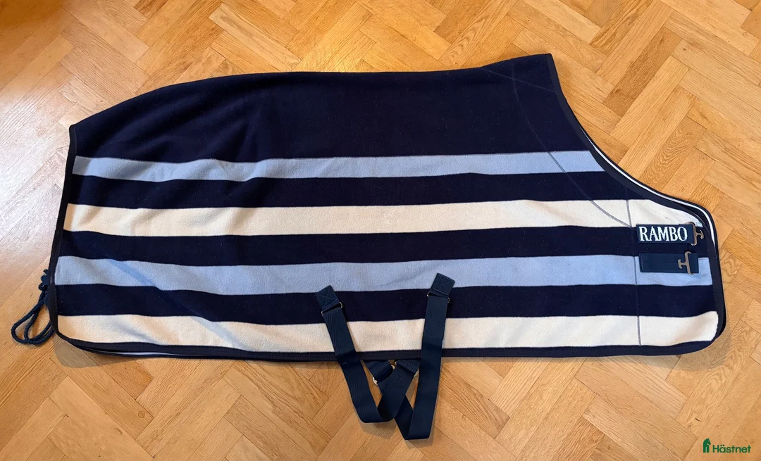 Täcken hästutrustning till salu: Rambo Deluxe fleecetäcke - strl 130 / 6’0” i Södertälje - Annons 2
