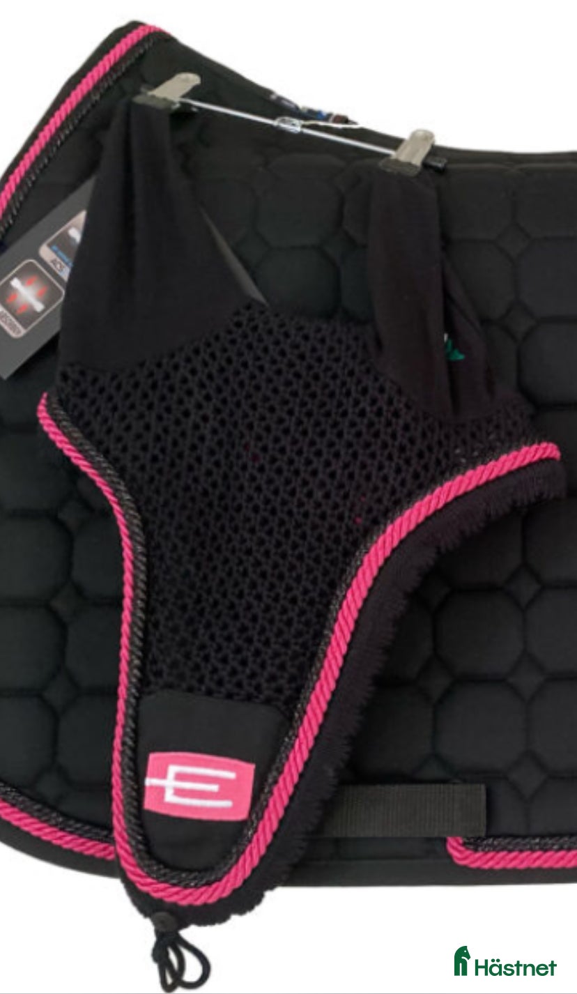 Schabrak & Vojlockar hästutrustning till salu: SÖKES* Rosa, röd och lila lång huva i Brålanda - Annons 1