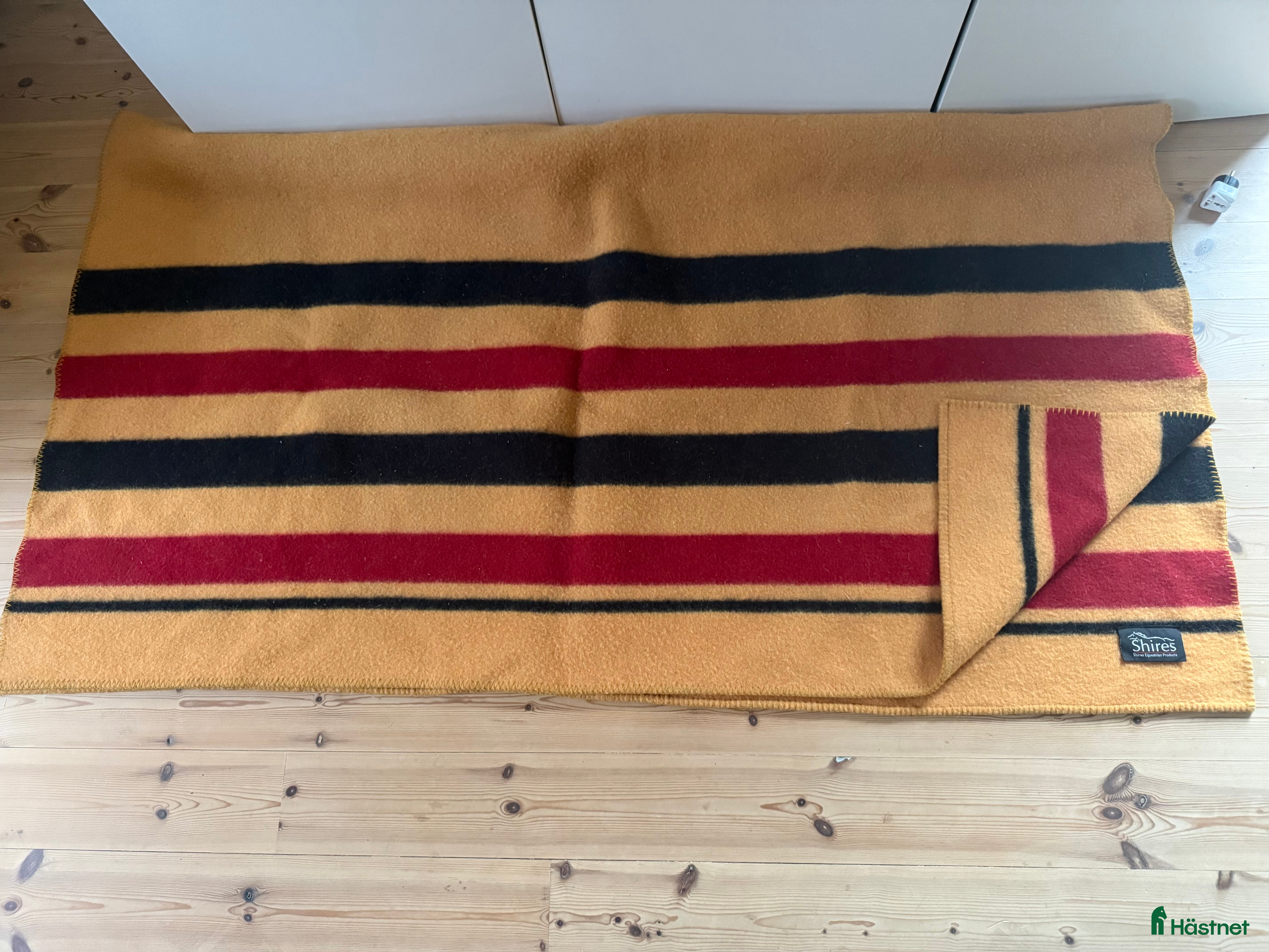 Täcken hästutrustning till salu: Newmarket blanket golden stripe! i Höllviken - Annons 1
