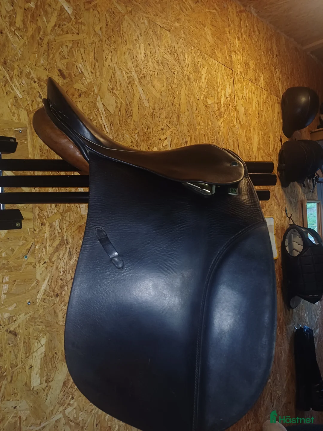 Sadlar hästutrustning till salu: Fin äldre dressyrsadel  i Härnösand - Annons 2