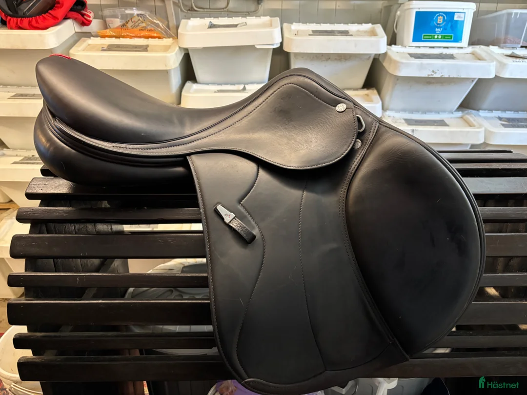 Sadlar hästutrustning till salu: Equipe Synergy hoppsadel för lite längre ben - Annons 2