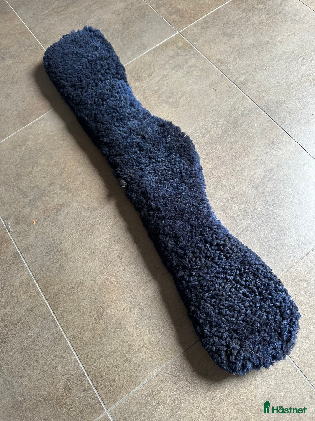 Sadeltillbehör hästutrustning till salu: Mattes sadelgjord 70cm med fårskinn i Perstorp - Annons 2