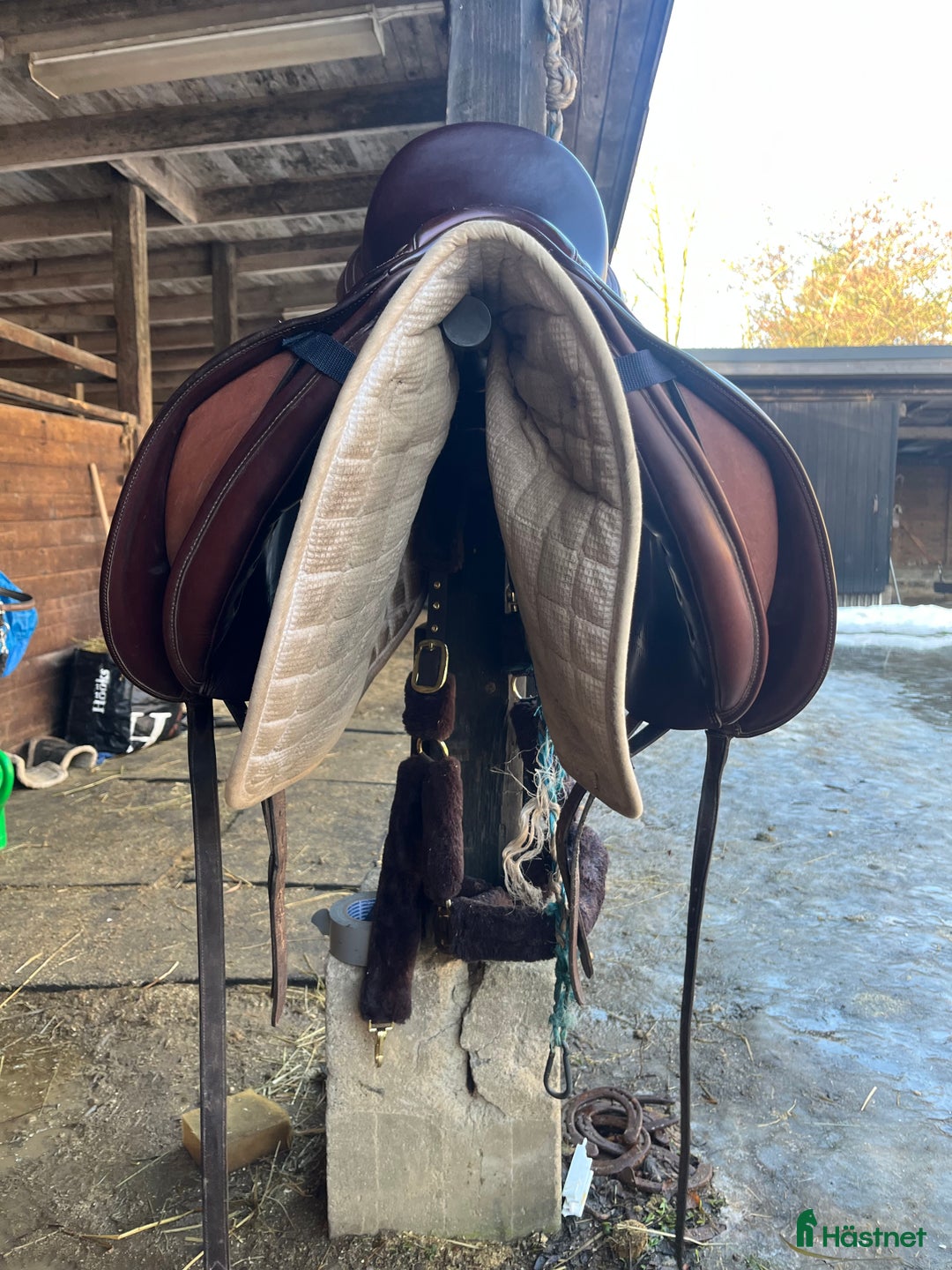 Sadlar hästutrustning till salu: Bates Isabell 17.5 i Oxie - Annons 6